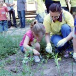 Засадихме цветя в градинката