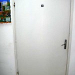 Старата, неудобна и тясна врата.